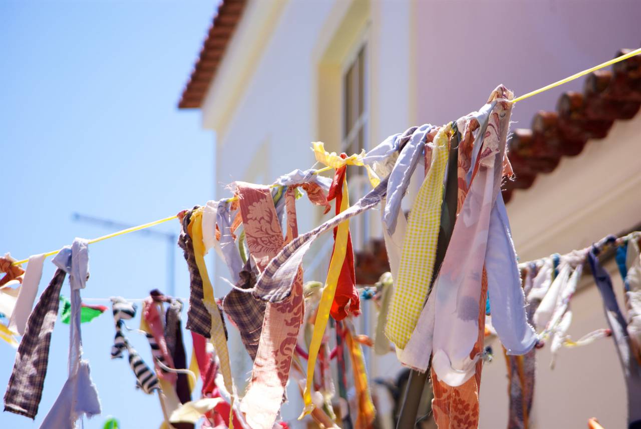 Tela, fiesta, cielo, azul, casa, colgando, tela, tendedero, hogar, lavandería, secado, pañuelos, sol,