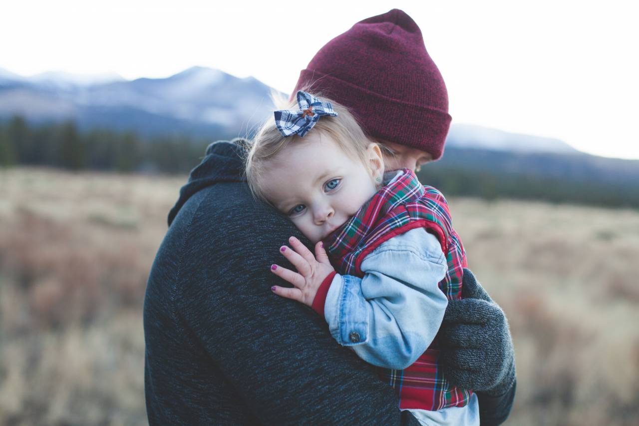 Familia, niño, abrazo, abrazo, caminata, sendero, caminar, mujer, bebé, gente, cansado, sombrero, campo, césped, frío, escarcha, montaña, nieve, nublado,