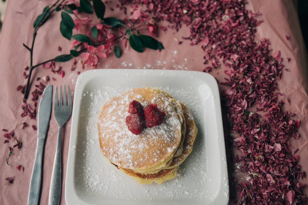 food, snack, breakfast, pancake, strawberry, powder, sugar, sweet, cutlery, table, flower, plate, restaurant, presentation
, 