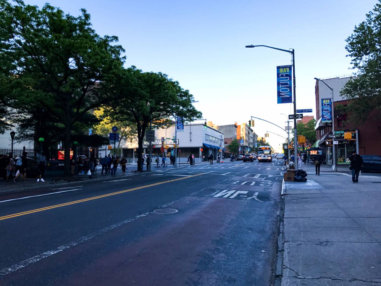 green, trees, plants, park, outdoor, sunny, day, road, street, car, vehicles, travel, transportation, city, urban, buildings, sign, direction, pedestrian, lane, crossing, people, crowd, walking
, 