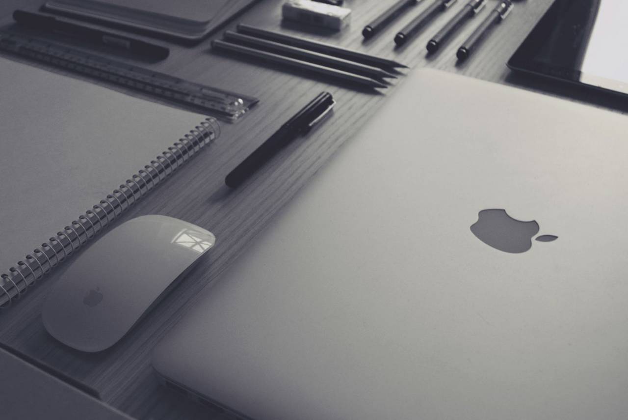 laptop, desk, flat lay, office, computer, digital device, mobile, notepad, notebook, pens, pencils, mouse, business, workplace, freelance, startup
, 