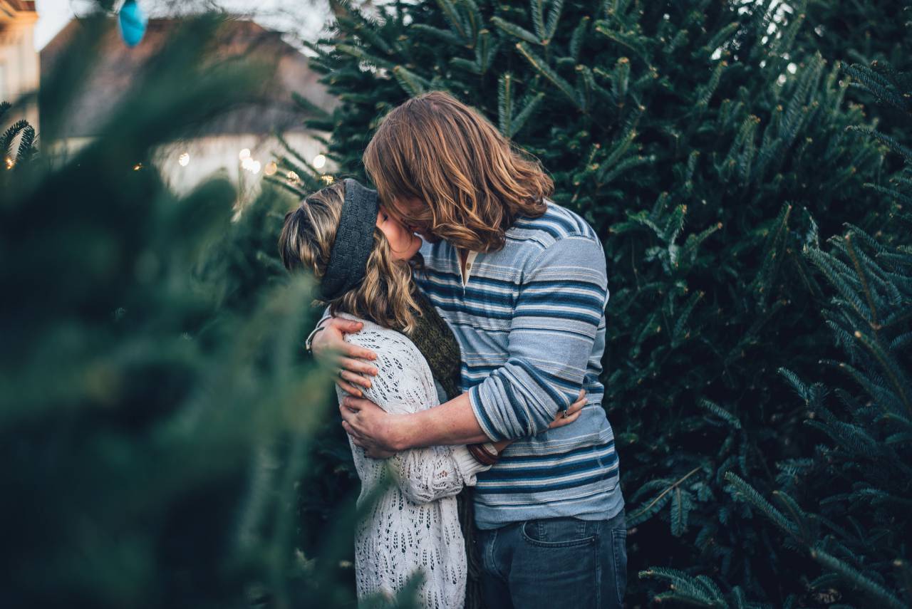 Hombre, mujer, gente, pareja, amor, cariño, beso, abrazo, abrazo, íntimo, feliz, árboles, familia,