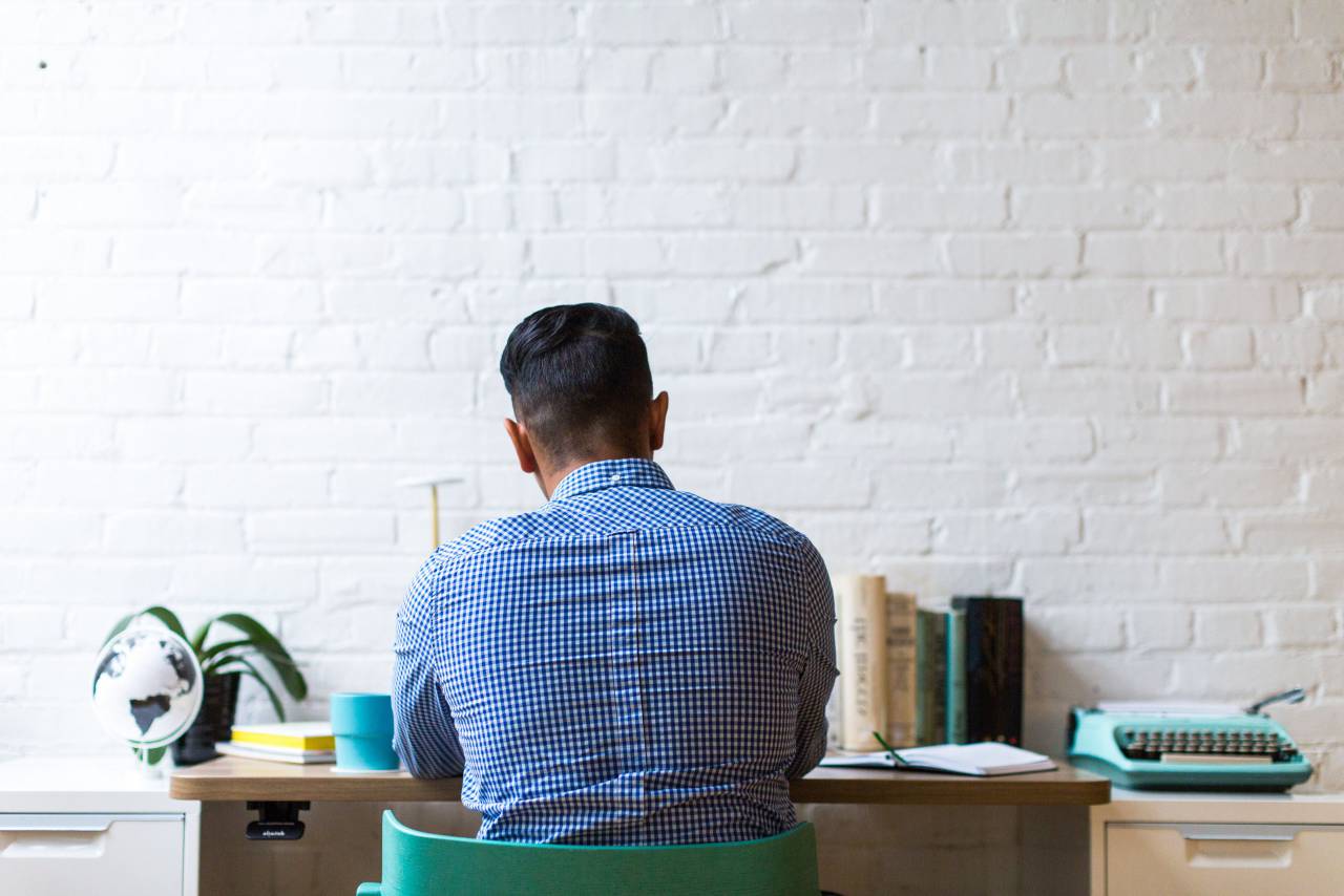 hombre, espacio de trabajo, oficina en casa, escritorio, trabajando, estudiando, libros, máquina de escribir, pared de ladrillo, limpiar, cuadros, adentro, oficina,