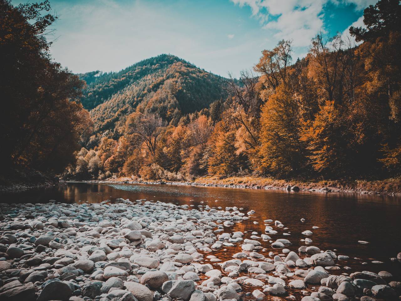 Montaña, valle, tierras altas, árboles, paisaje, naturaleza, césped, rocas, río, agua, vista, cielo, nubes, otoño, otoño,
