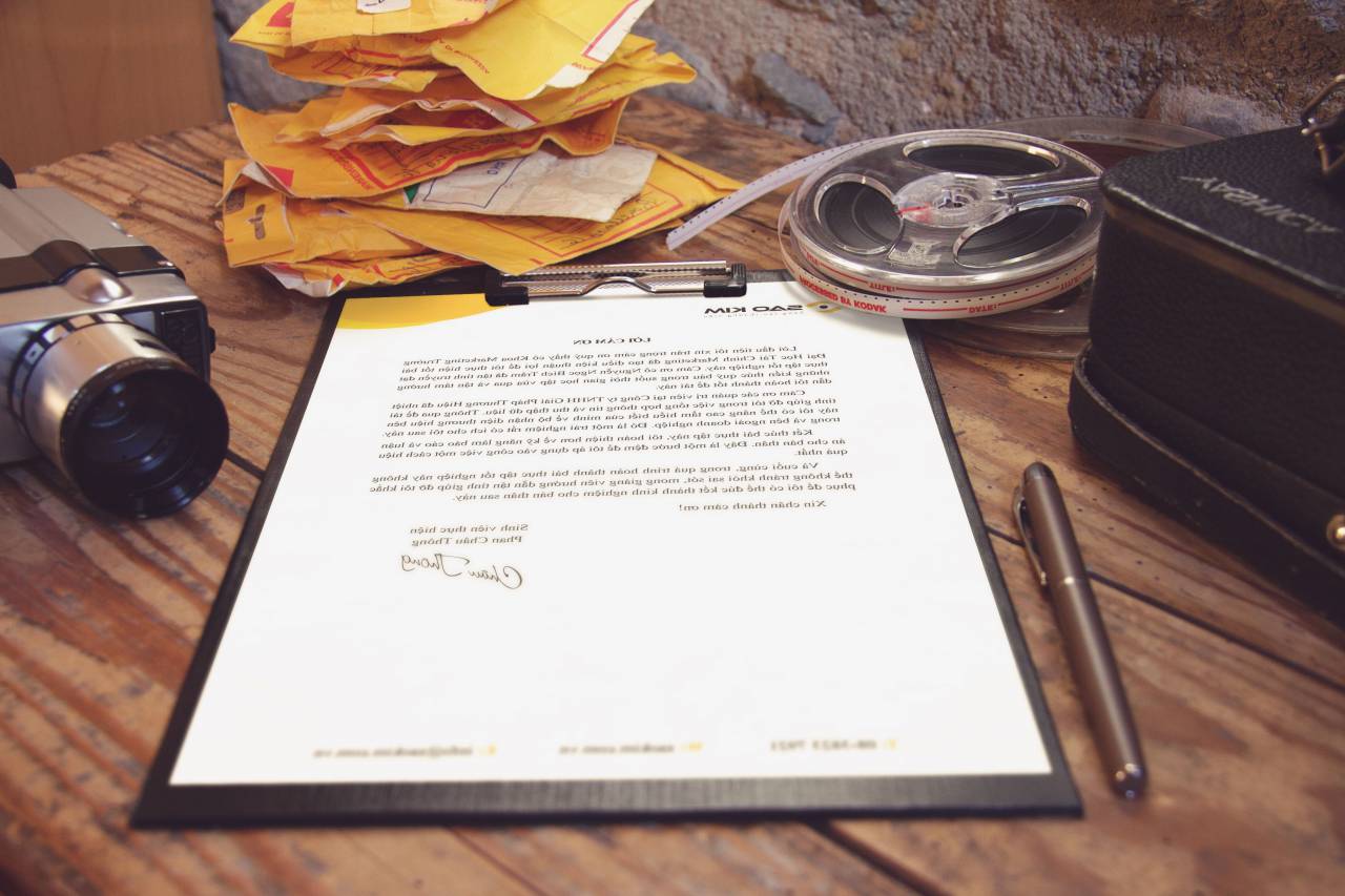 oficina, trabajo, espacio de trabajo, negocio, escritorio, mesa, artilugios, cámara, vídeo, película, carrete, apilar, contrato, documento, acuerdo, papeleo, bolígrafo, firmar,