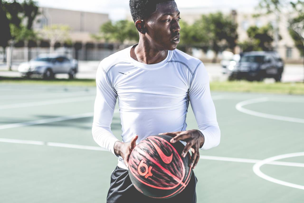 gente, pelota, nike, chico, hombre, jugador, campo, negro, afroamericano, coche, vehículo, difuminar, árboles, bokeh, césped, cancha, baloncesto, modelo, moda,