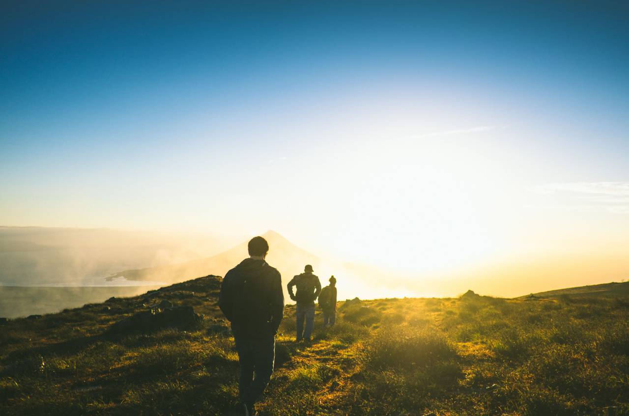 people, man, woman, trekking, mountain, mountaineer, travel, adventure, clouds, sky, sunny, sunset, blue
, 