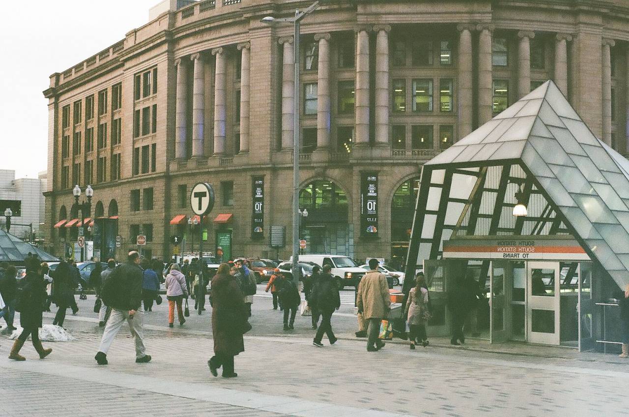 gente, para caminar, ciudad, cruce, calle, abarrotado, peatones, ocupado, edificio, tren, estación, tráfico, carros, urbano, estilo de vida, viajero, centro de la ciudad,