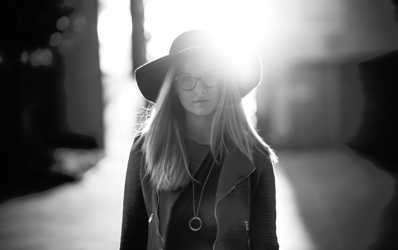 Gente, mujer, niña, dama, sombrero, gafas, blanco y negro, escala de grises, monocromo,