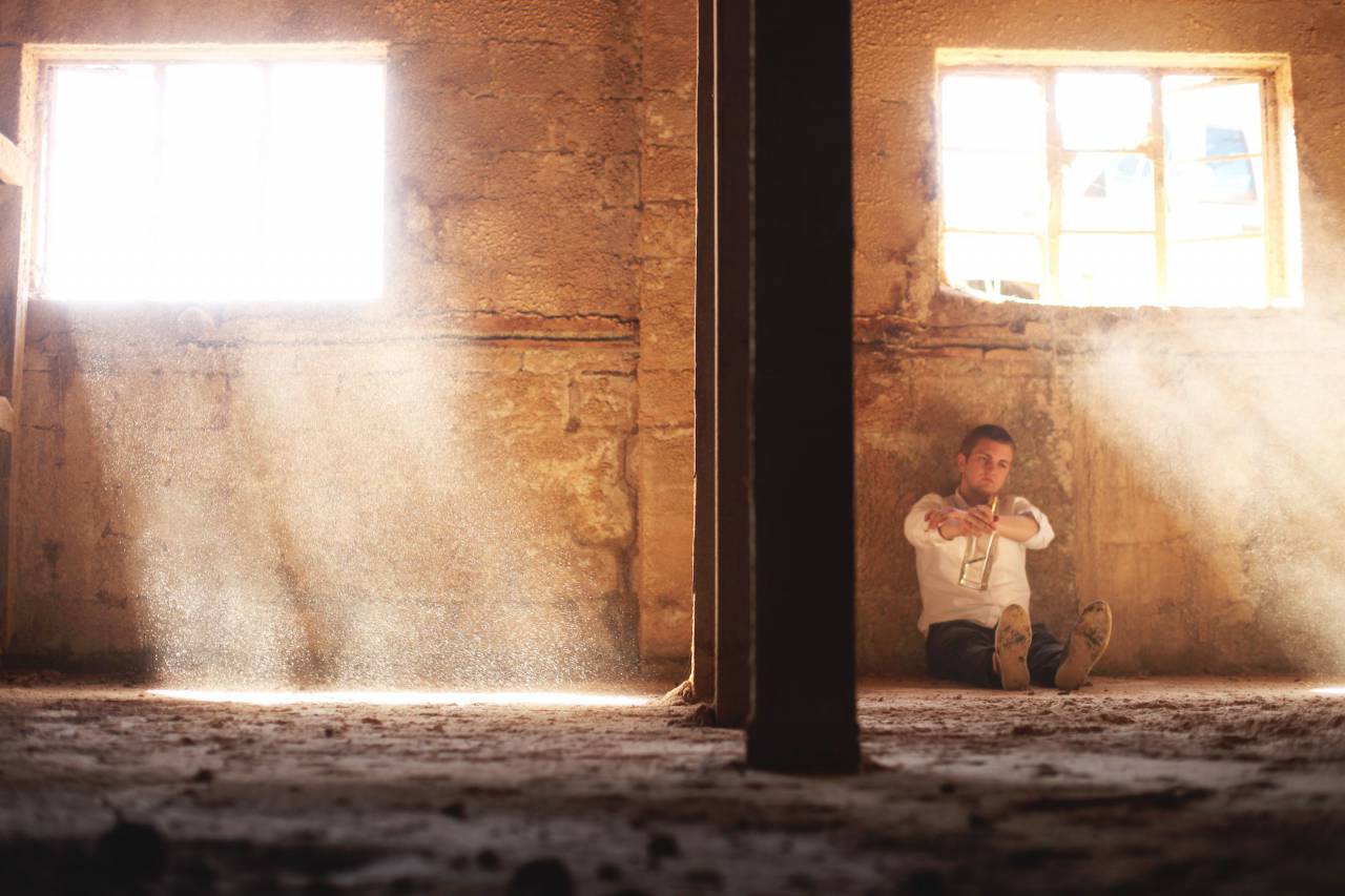 Habitación, ladrillos, ventanas, sol, luz del sol, luz, gente, hombre, chico, sentado,