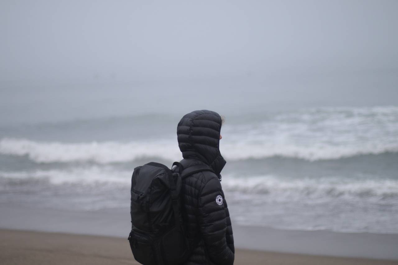 mar, océano, chapoteo, ondulaciones, naturaleza, olas, aventura, viajar, cielo, nubes, chico, hombre, gente, mochila, chaqueta, frío,