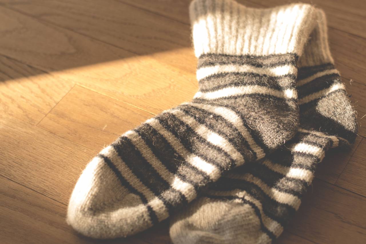 Calcetines, calzado, ropa, madera, piso, luz solar,