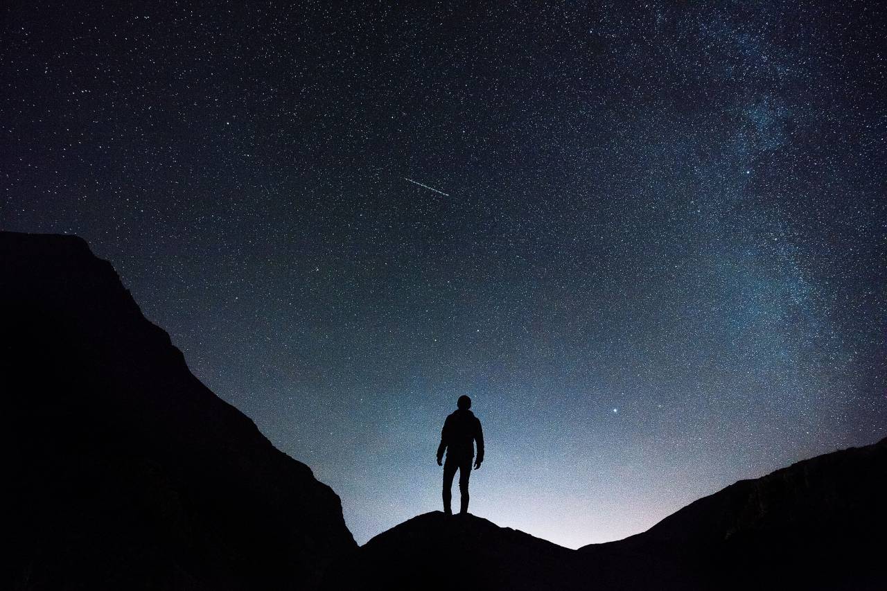 estrellas, galaxia, espacio, astronomía, noche, oscuro, noche, chico, hombre, gente, aire libre, naturaleza, paisaje, montaña, escalada, silueta,