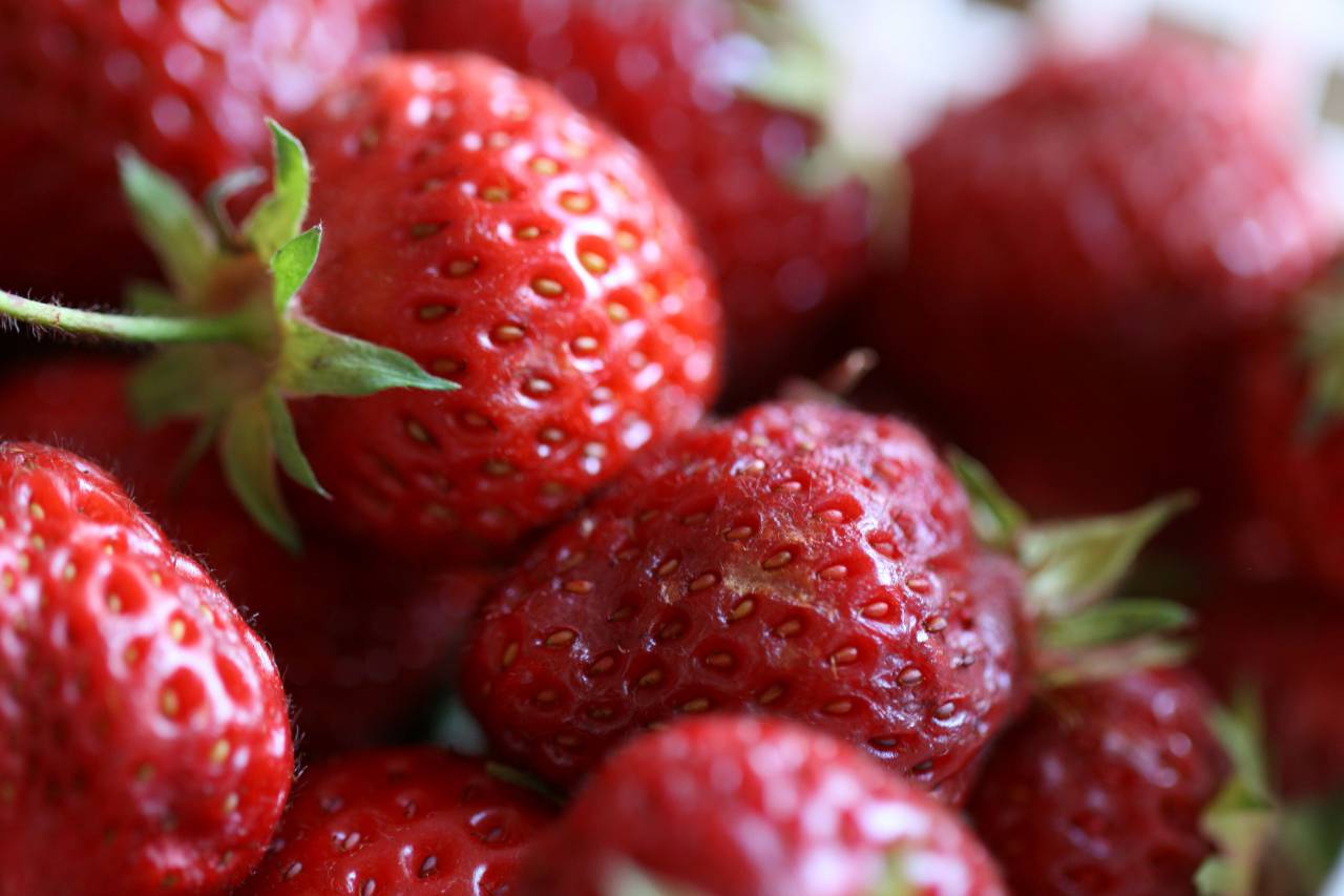 strawberries, close up, macro, fresh, fruit, food, red, seeds, organic, sweet, berry, healthy, background, harvest
, 
