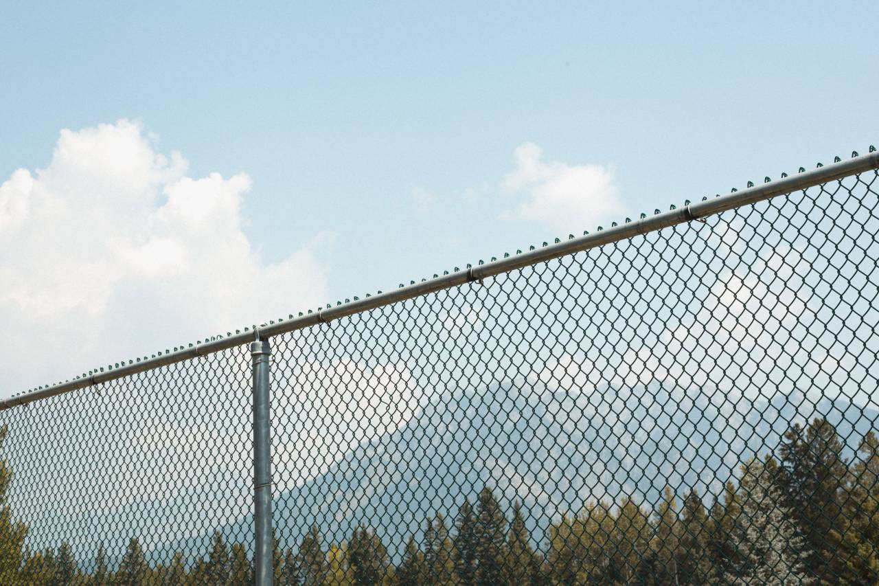tenis, valla, deportes, montañas, cadera, foto indie, deportivo, montañas rocosas, cielo, nubes, verano, sol, árboles,