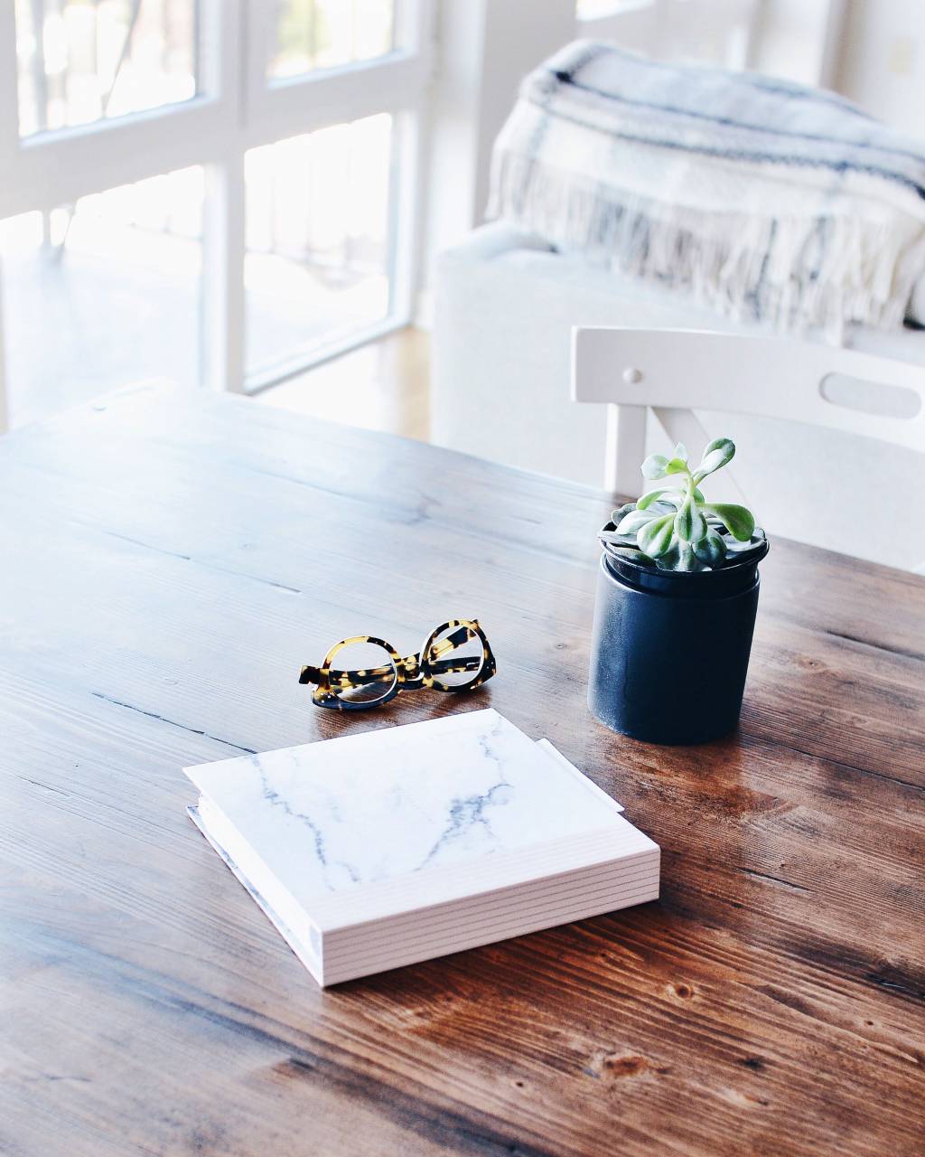 Madera, mesa, libro, gafas, anteojos, verde, planta, interior, silla, salón, habitación,