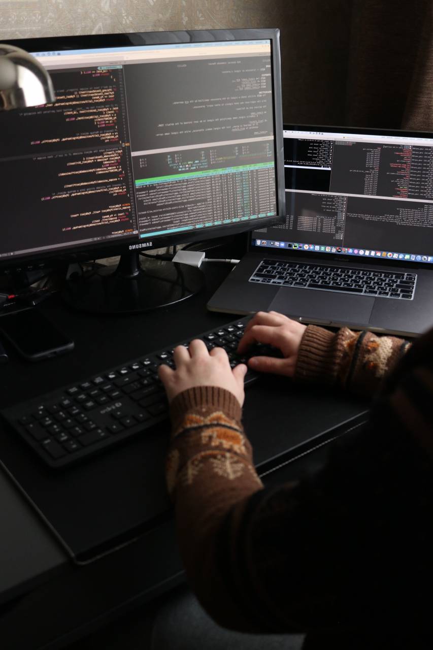 pirata informático, computadora, tecnología, trabajando, teclado de computadora, internet, programador, monitor de computadora, hombres, escribiendo, oficina, adentro, ocupación, PC de escritorio, usando computadora, negocios, escritorio, una persona, mano humana, primer plano, adulto, hombre de negocios, mesa,