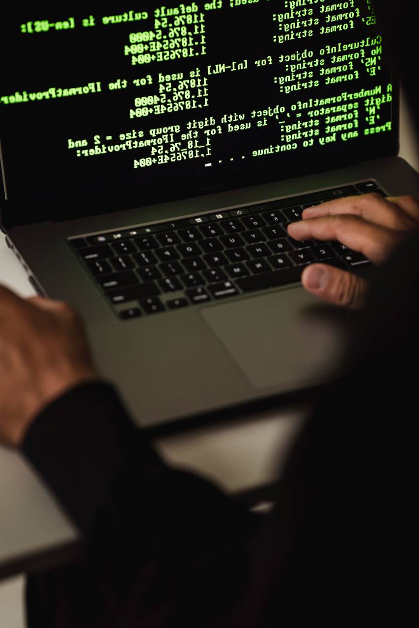 hacker,tecnología,computadora,internet,programador,hombres,trabajando,mano humana,computadora portátil,datos,escribiendo,una persona,primer plano,monitor de computadora,hombre de negocios,negocios,ocupación,teclado de computadora,