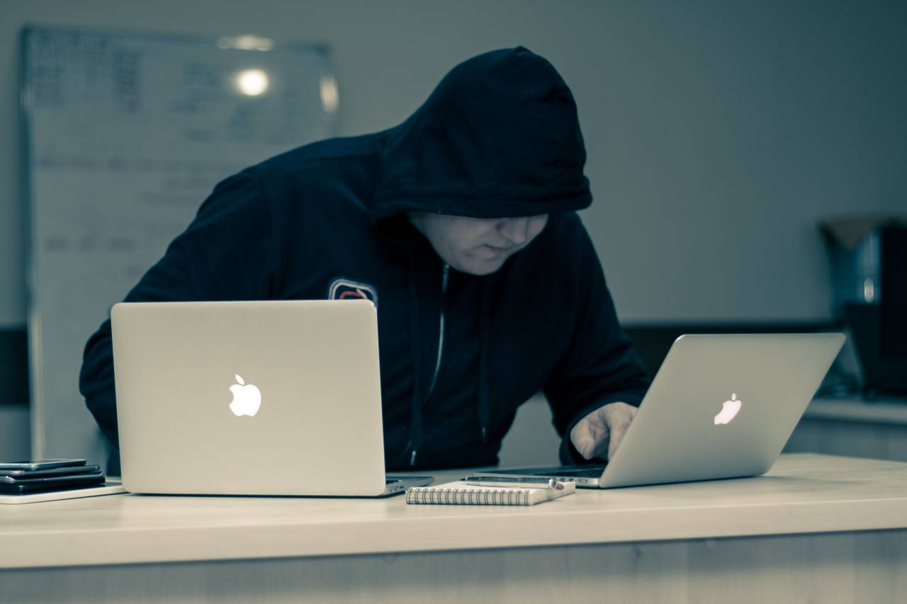 pirata informático, computadora portátil, hombres, computadora, tecnología, internet, trabajando, una persona, adentro, escribiendo, oficina, hombre de negocios, noche, negocios, mesa, adulto, hombres, ocupación, persona de negocios, tecnología inalámbrica, sentado, comunicación,
