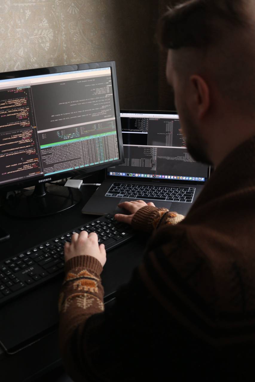 hacker,hombres,computadora,tecnología,trabajando,teclado de computadora,programador,monitor de computadora,una persona,internet,ocupación,oficina,adentro,adulto,hombres,usando computadora,escribiendo,hombre de negocios,pc de escritorio,negocios,etnia caucásica,