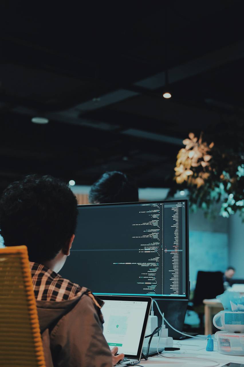 pirata informático, hombres, trabajando, computadora, tecnología, hombre de negocios, adentro, persona de negocios, sentado, oficina, ocupación, monitor de computadora, adulto, negocios, programador, mesa, internet, hombres, una persona, pc de escritorio,