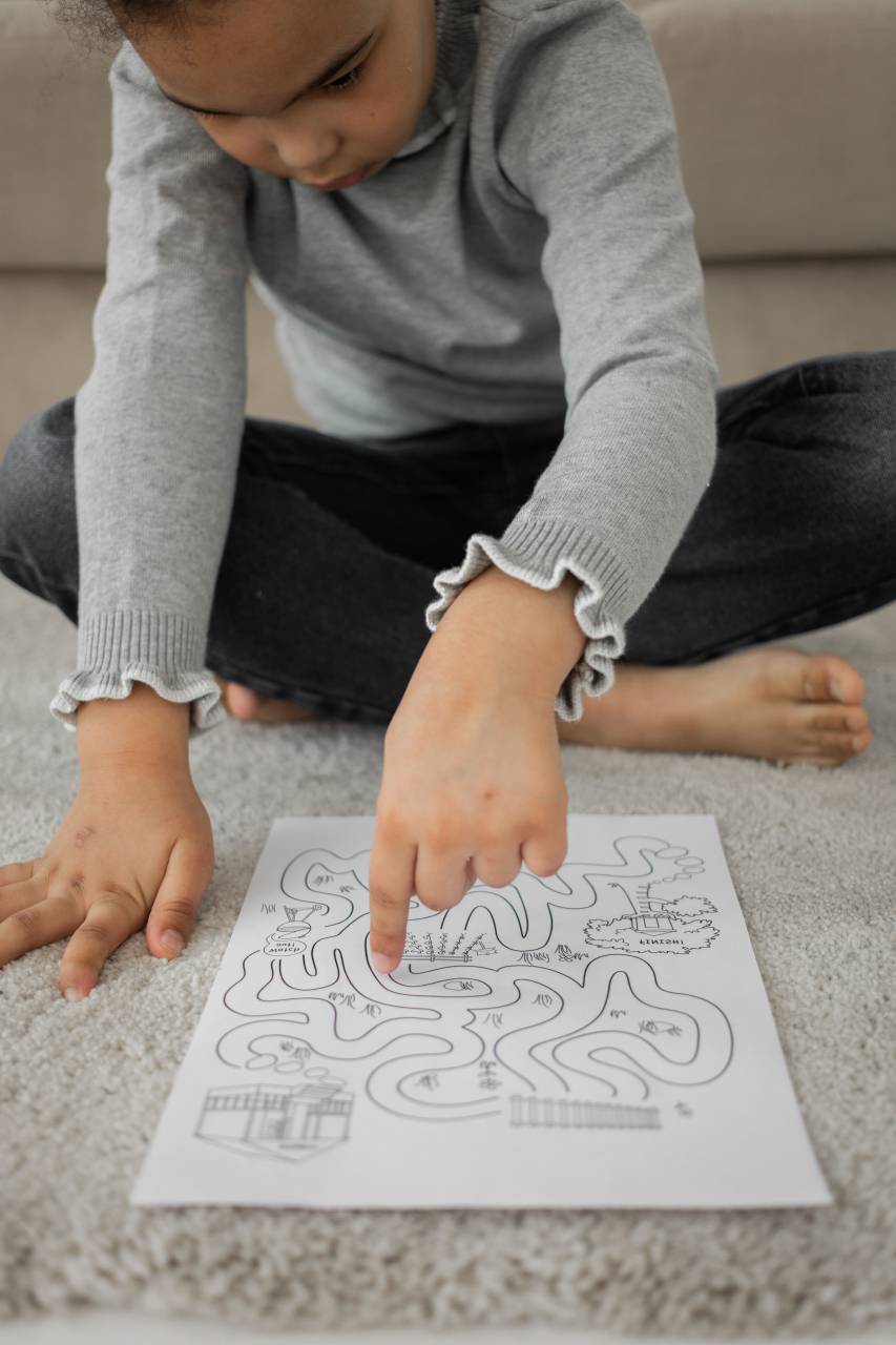 Girl, Solving, Maze, Paper, Pencil, Adventure, Problem-solving, Intelligence, Concentration, Focus, Solution, Challenge, Skill, Path, Fun, Game, Strategy, Decision-making, Navigation, Creativity, Achievement, Success, Learning, Curiosity, Exploration, 