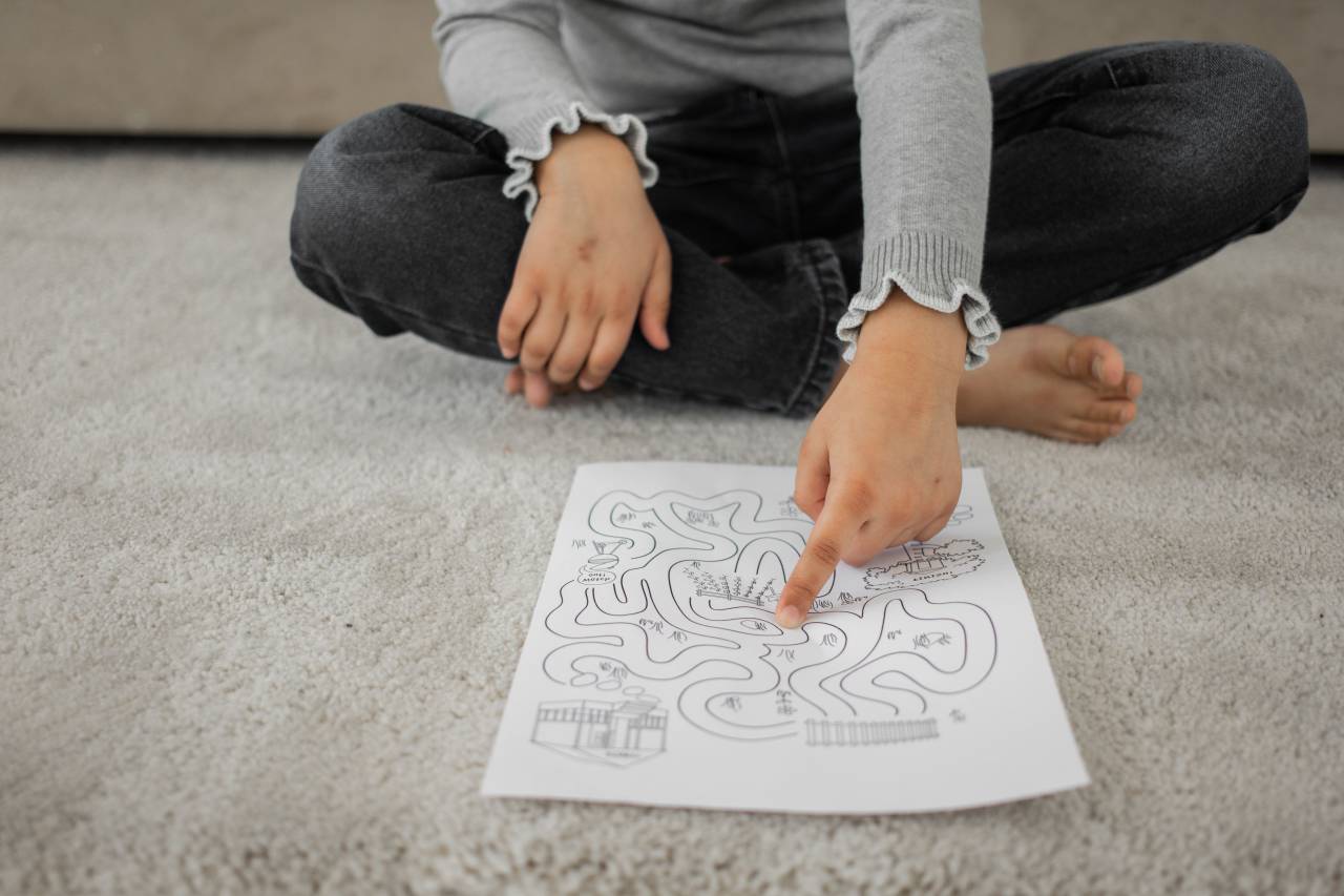 Girl, Solving, Maze, Paper, Pencil, Adventure, Problem-solving, Intelligence, Concentration, Focus, Solution, Challenge, Skill, Path, Fun, Game, Strategy, Decision-making, Navigation, Creativity, Achievement, Success, Learning, Curiosity, Exploration, 