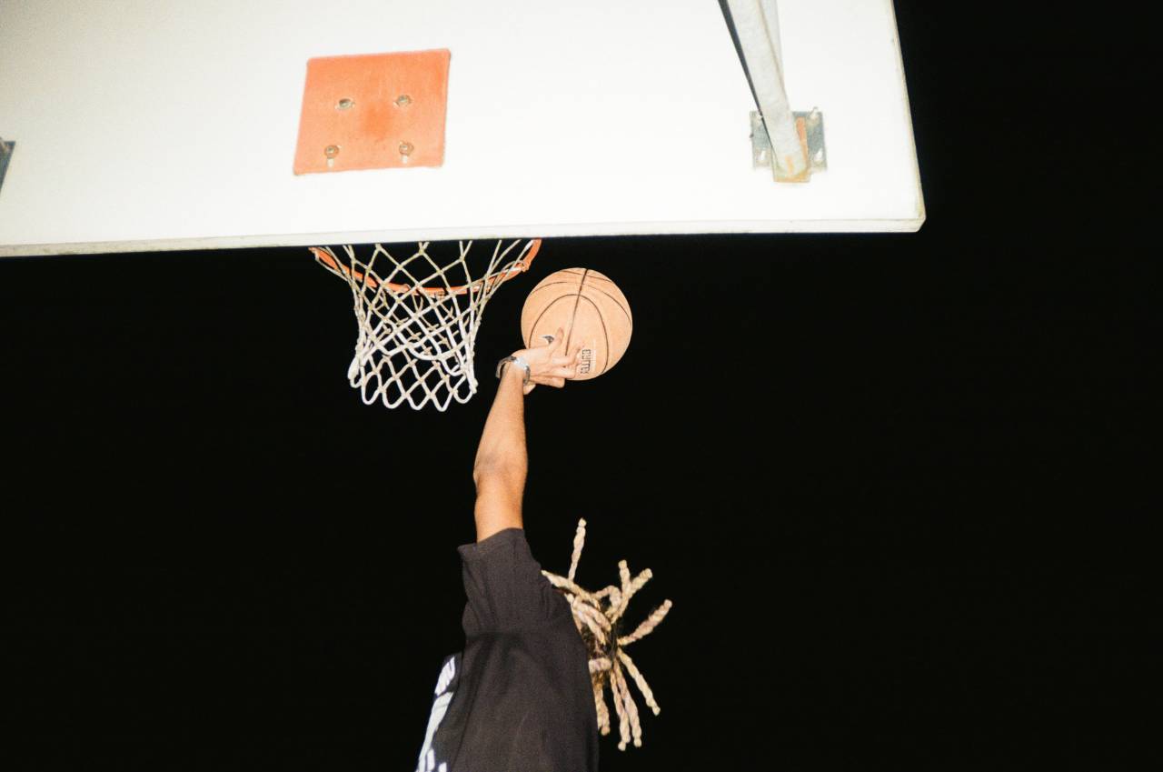 basketball;cest,sport,basketball hoop,playing,ball,basketball,men,basket,competition,one person,athlete,competitive sport,success,human hand,throwing, 