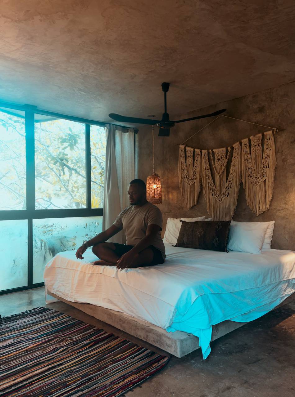hombre;meditación,dormitorio,interior,cama,hombres,habitación doméstica,estilos de vida,adulto,interior de la casa,relajación,almohada,una persona,cómoda,mujer,ventana,varones,moderno,adulto joven,vida doméstica,sentado,