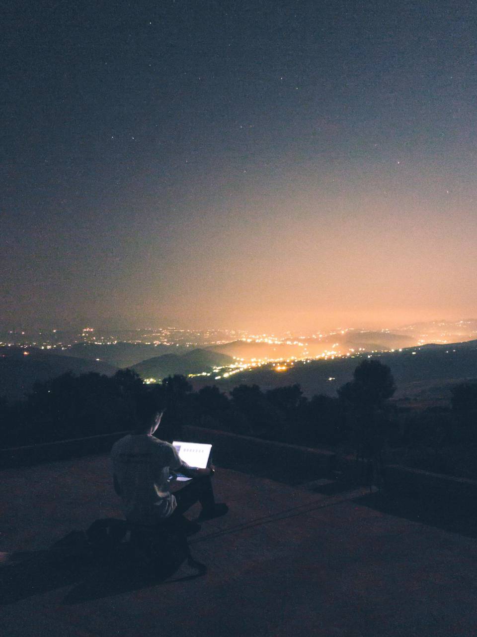 hombre;portátil;oficina en casa;azotea;noche,noche,hombres,vía láctea,anochecer,naturaleza,al aire libre,oscuridad,astronomía,ciencia,estrella,espacio,galaxia,