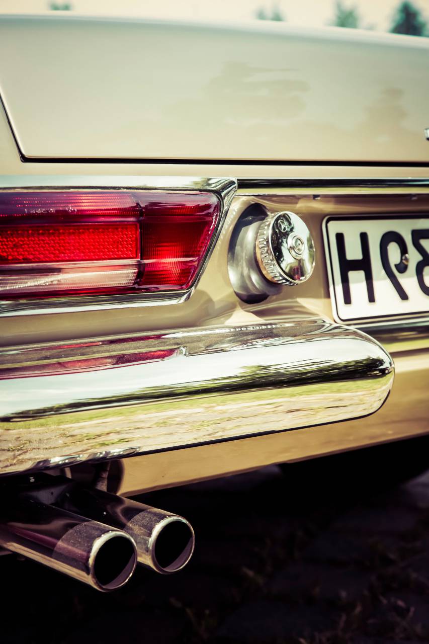 tubo de escape;vintage;coche,coche,cromo,transporte,vehículo terrestre,modo de transporte,faro,anticuado,brillante,velocidad,primer plano,coche antiguo,al aire libre,lujo,parachoques,