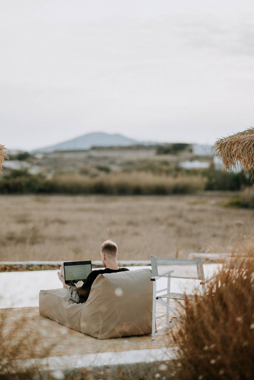 hombre;ordenador;al aire libre;oficina en casa,al aire libre,naturaleza,hombres,una persona,adulto,relajación,estilos de vida,verano,sentado,etnicidad caucásica,tecnología,vacaciones,actividad de ocio,día,espacio de copia,machos,