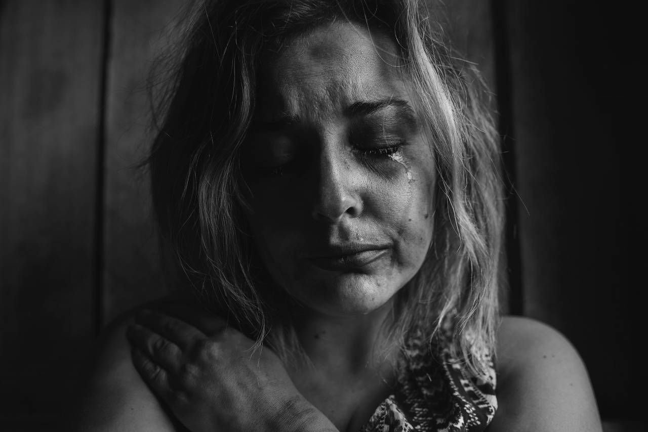 mujer triste,mujer,una persona,adulto,etnia caucásica,blanco y negro,retrato,tristeza,adulto joven,depresión,mujeres,belleza,dolor,estilos de vida,uno,mujer,primer plano,interior,soledad,sólo,
