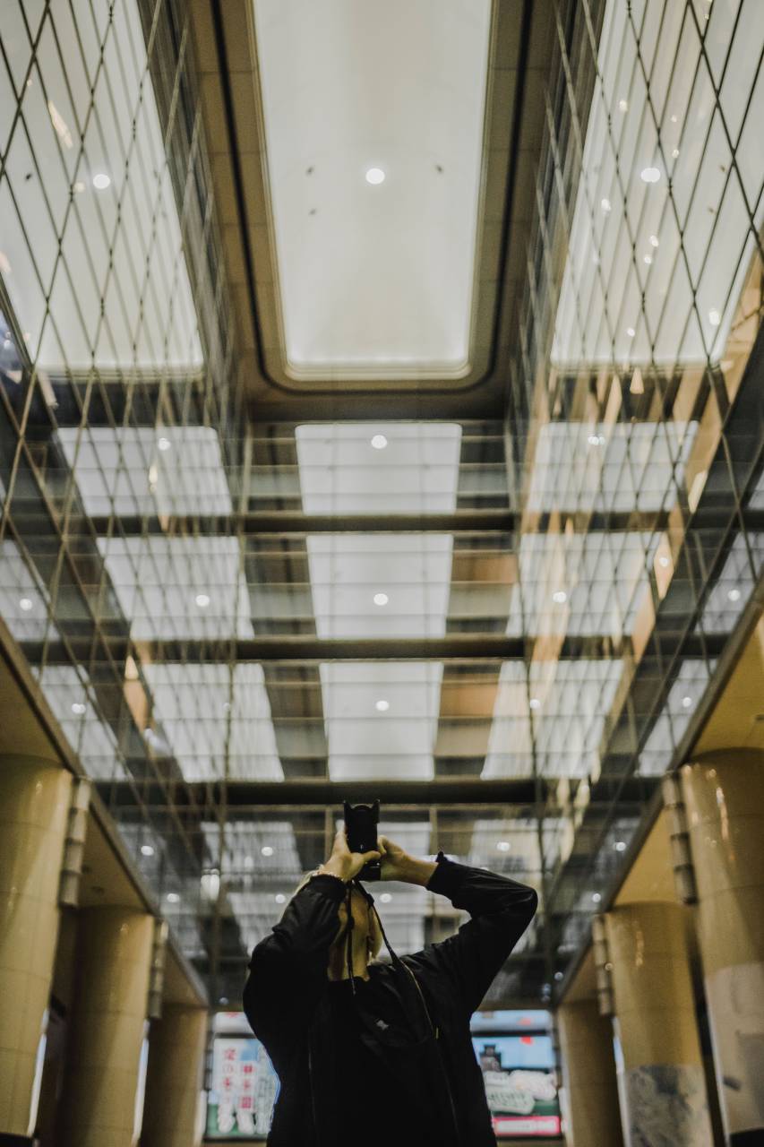 Arquitectura, edificio, infraestructura, interior, vidrio, reflexión, gente, hombre, fotógrafo, fotografía, cámara,