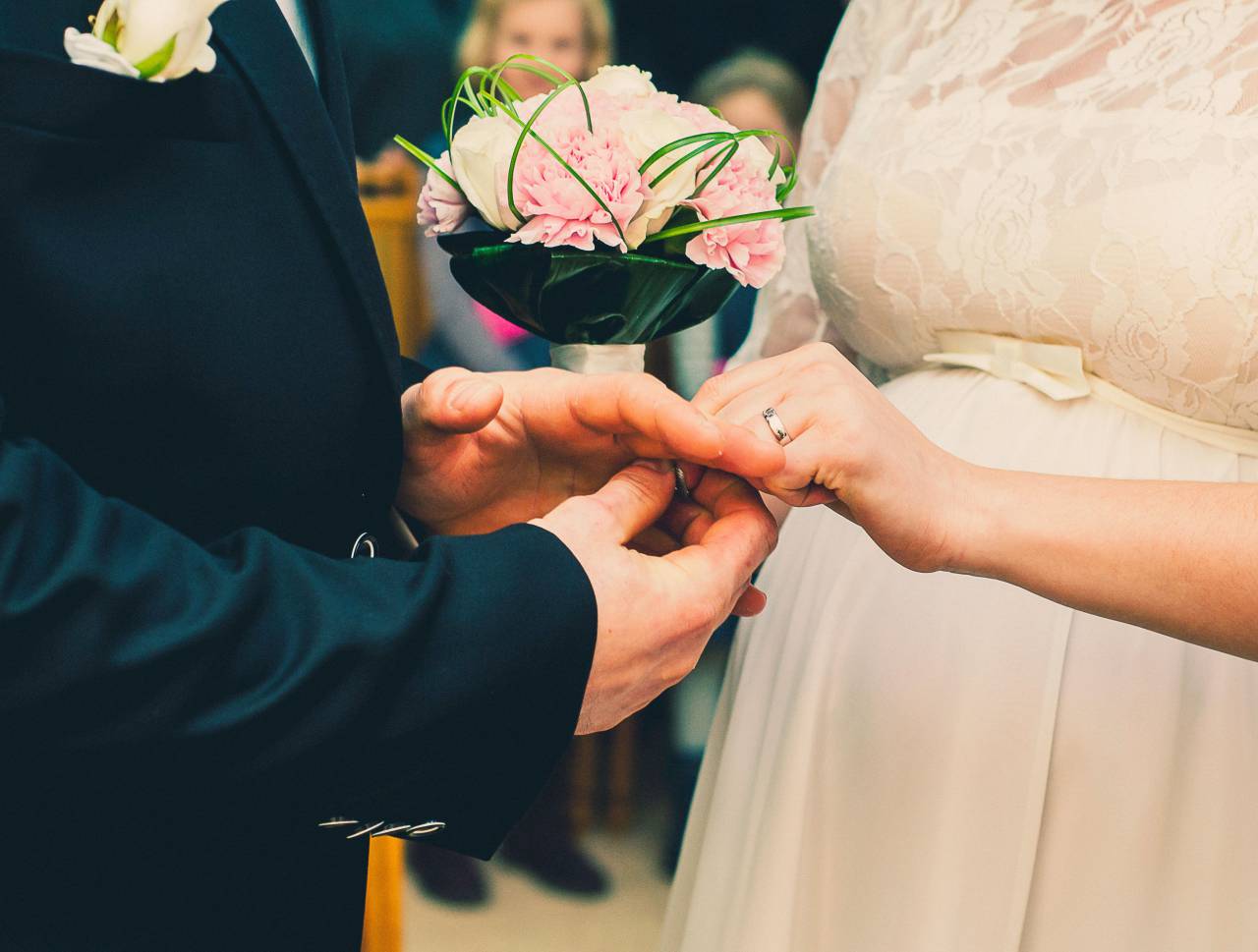 Novia, novio, matrimonio, pareja, amor, romance, anillos, manos, vestimenta, traje,