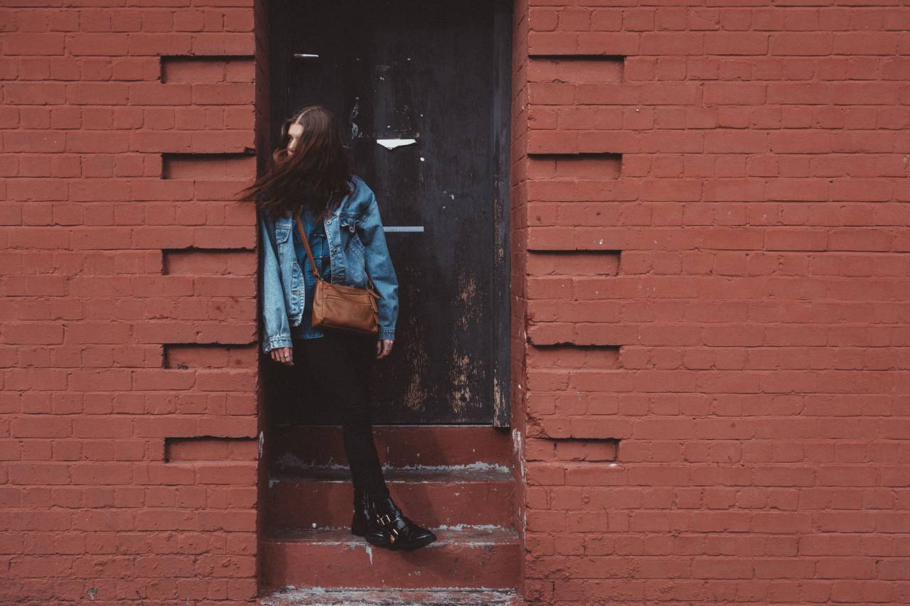 Edificio, al aire libre, fuera, gente, mujer, niña, moda, mezclilla, puerta, solo,