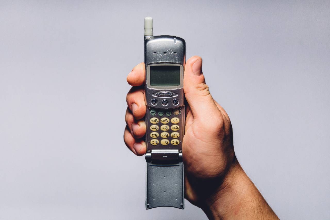 teléfono celular, vieja escuela, vendimia, objetos, manos,