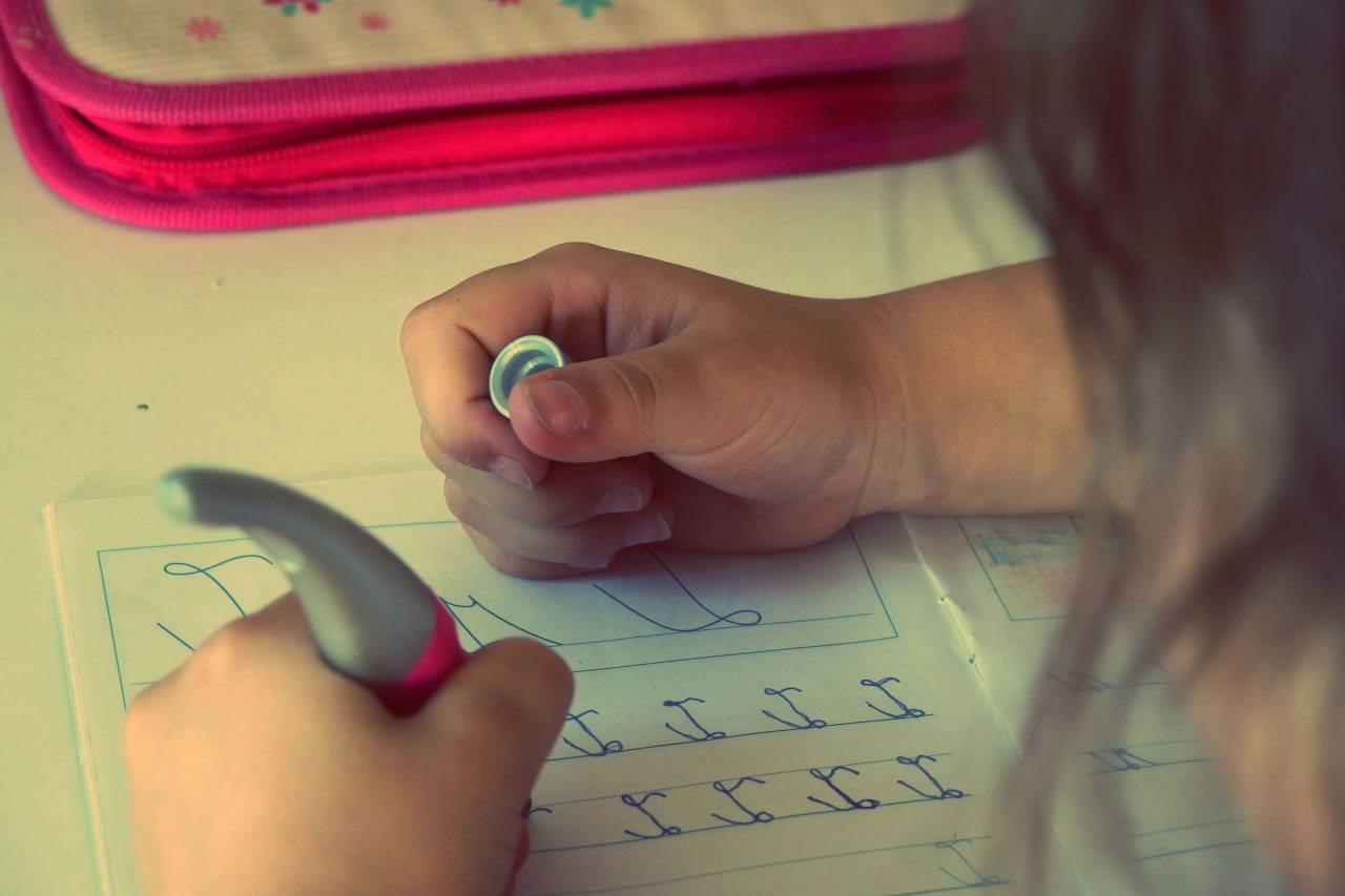 Niño, niño, escritura, deberes, letras, escuela, aprendizaje, papel, bolígrafo, estudiante, clase,