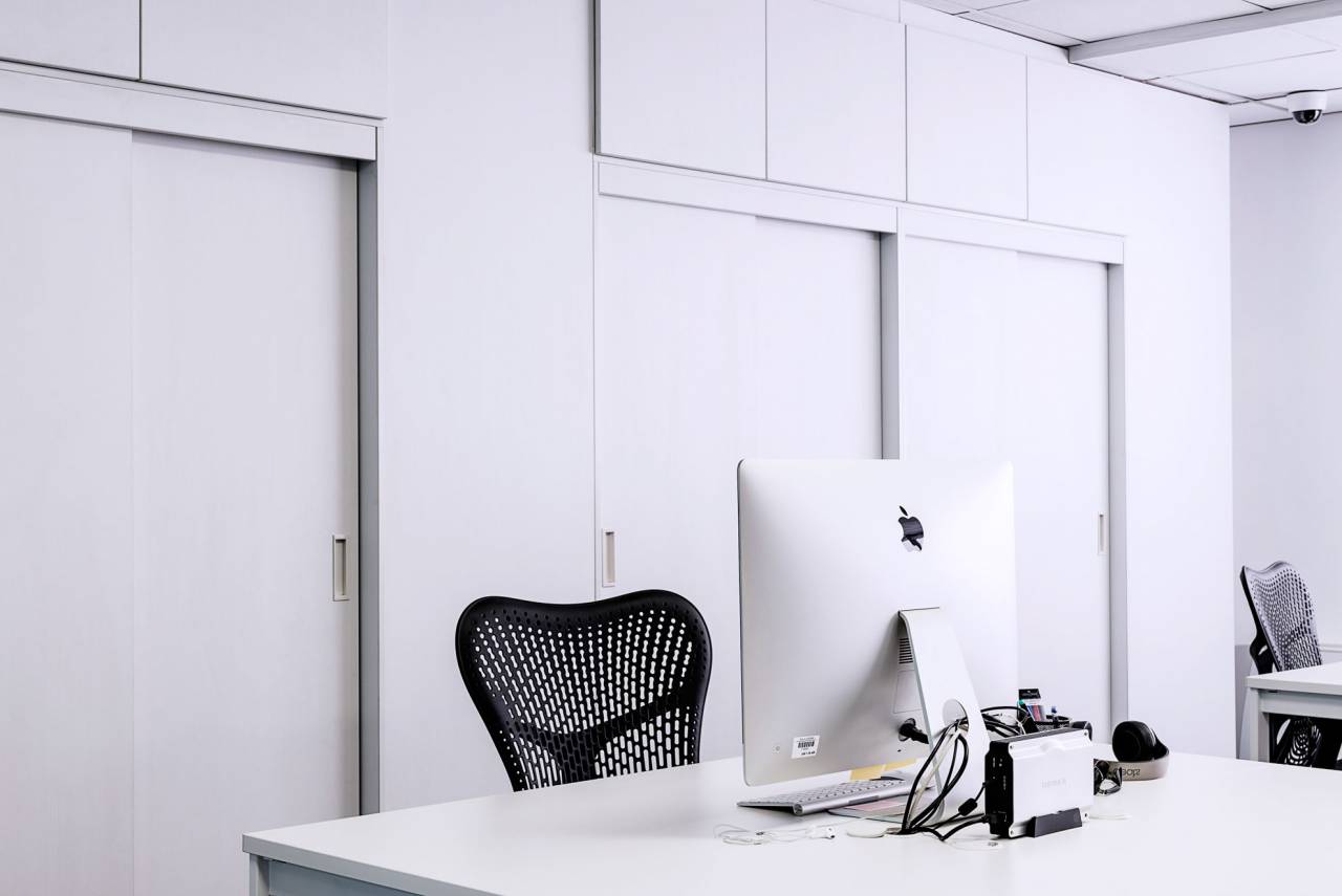 computadora, teclado, manzana, electrónica, moderno, tecnología, negocios, oficina, escuela, trabajo, escritorio, mesa, biblioteca, oficina, educación, silla, ventanas, blanco,