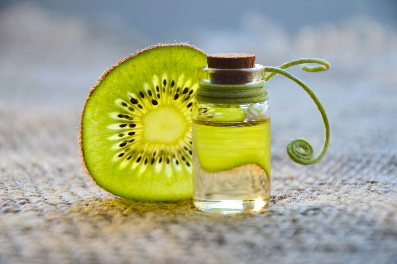 aceite cosmético, aceite esencial, belleza, spa, kiwi, botella de vidrio, aromaterapia, cosmetología, cosmética natural, medicina, tratamiento, relajación, masaje, alternativa, terapia, medicina alternativa,