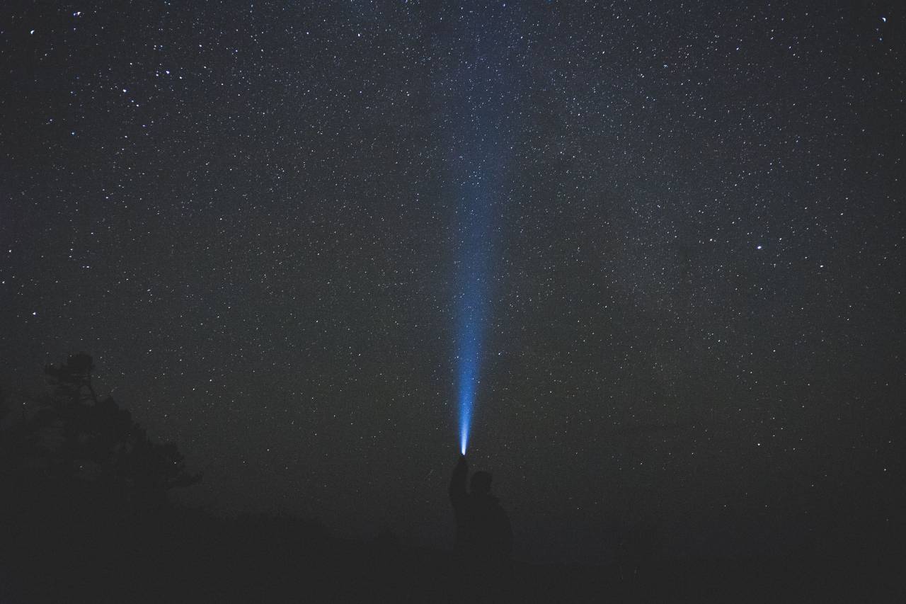 Oscuro, noche, cielo, estrellas, galaxias, atmósfera, gente, solo, hombre, linterna, árbol,