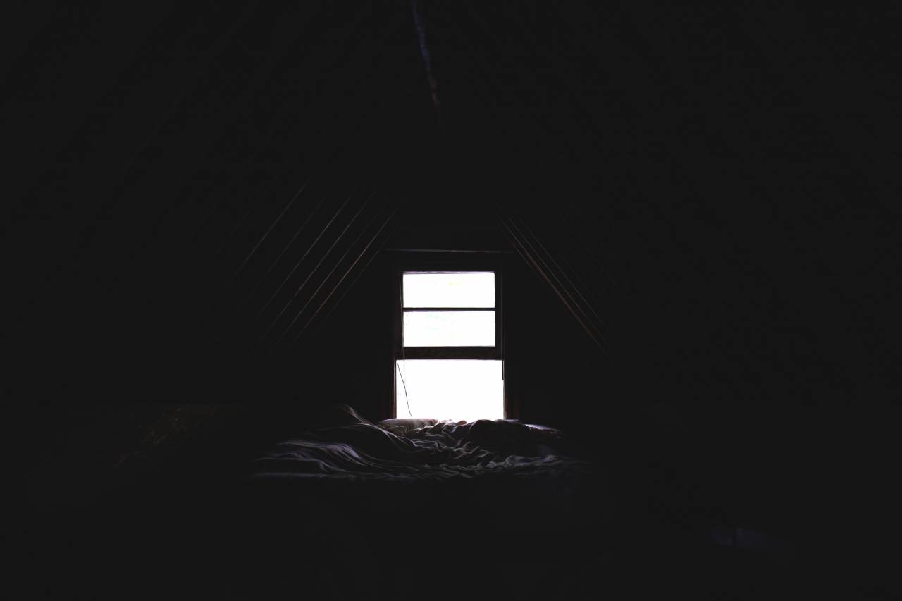 oscuro, habitación, ventana, luz, manta,
