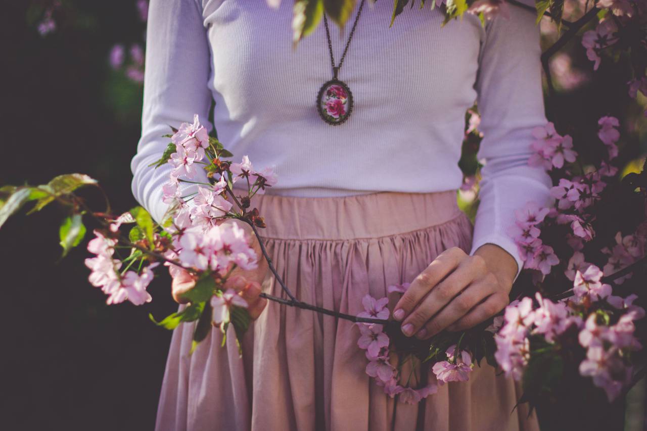 Flor, flor, pétalo, naturaleza, planta, rama, gente, mujer, niña, al aire libre, collar, ropa,