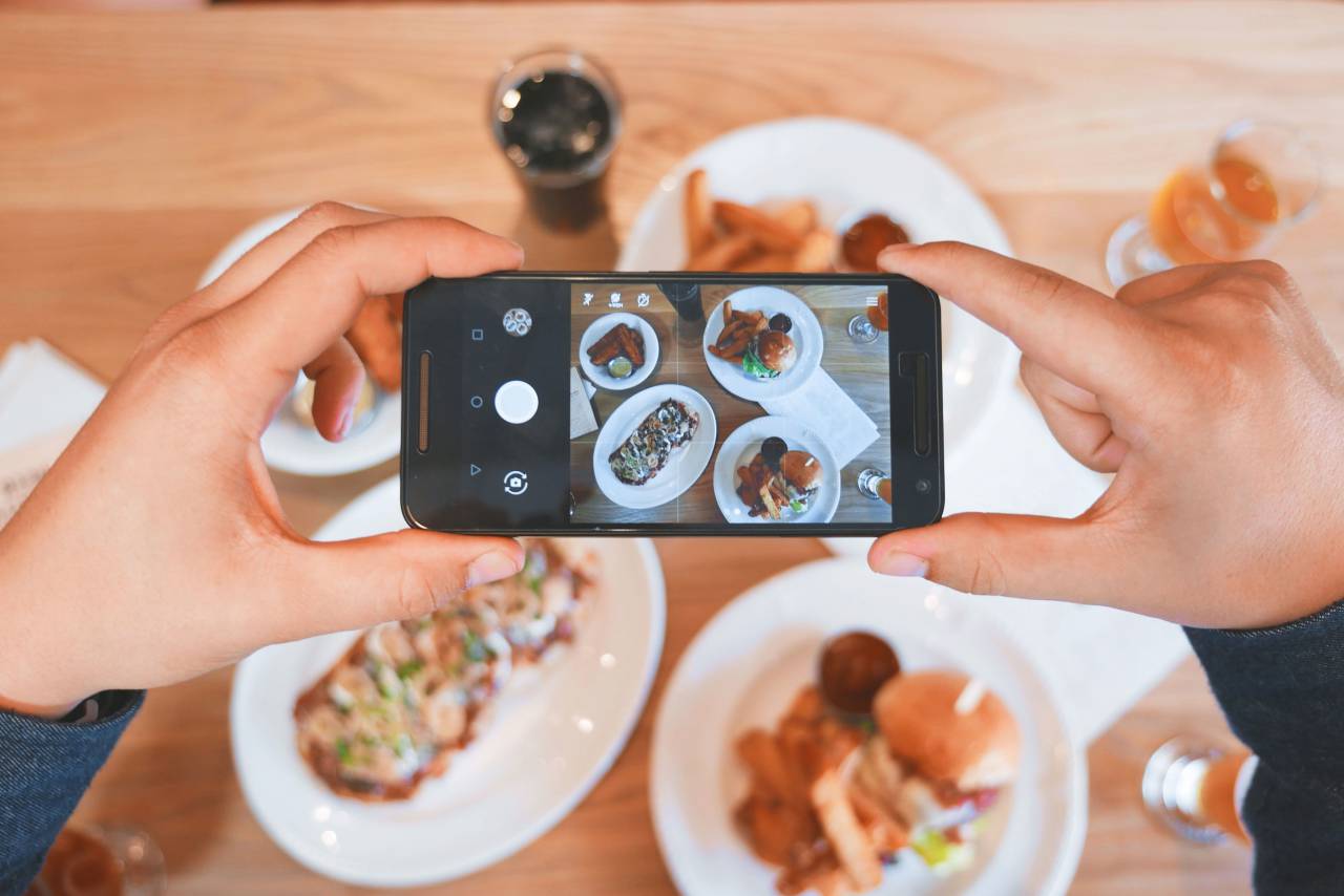 food, plate, restaurant, breakfast, lunch, dinner, mobile, phone, camera, touchscreen, photography, selfie
, 