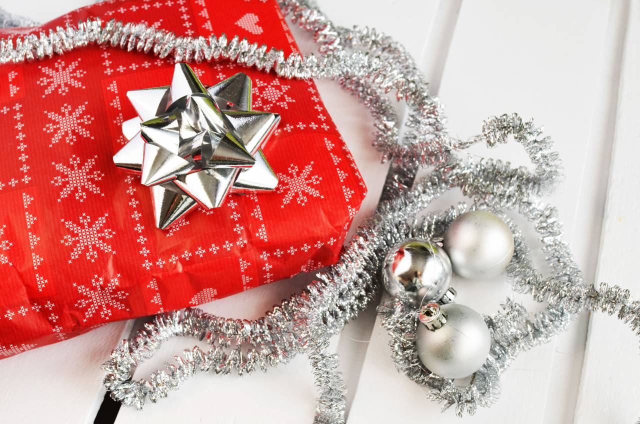 gifts, presents, christmas, bow, ribbon, silver, red
, 