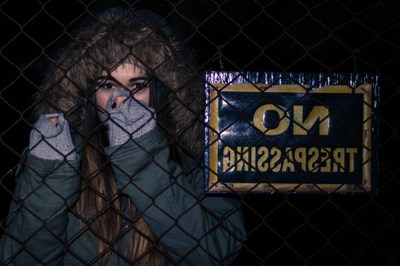 Chica, prohibido el paso, firmar, tipografía, texto, frío, sonrisa, hembra, mujer, chaqueta, moda,