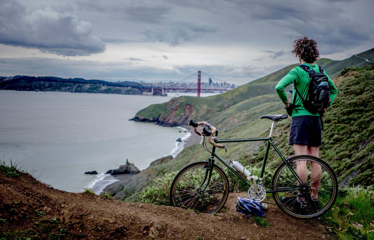 hombre, bicicleta, espalda, chico, gente, solo, tierras altas, agua, mar, paisaje, nubes, océano, mochila, puente, ver, aventuras, viaje, viajar,
