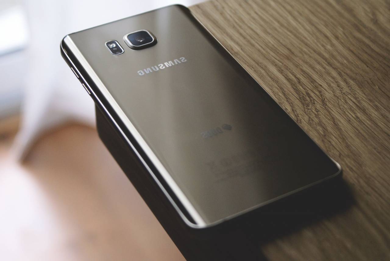 Móvil, teléfono móvil, cámara, Samsung, madera, mesa, negro, luz, teléfono, comunicación,