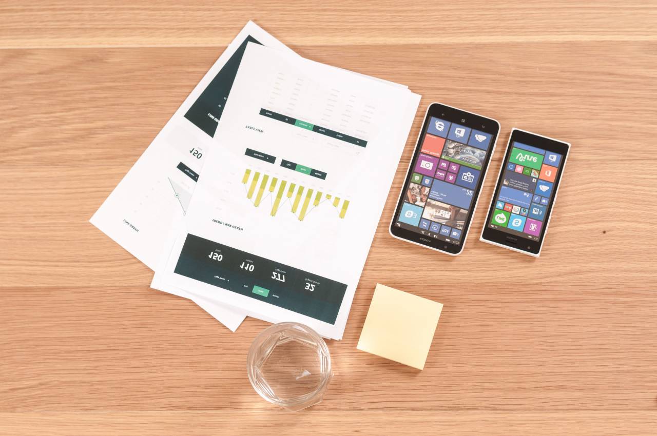móvil, teléfono inteligente, tecnología, papeles, tablas, gráficos, informes, negocios, trabajo, oficina, escritorio, madera, notas adhesivas, finanzas, internet,