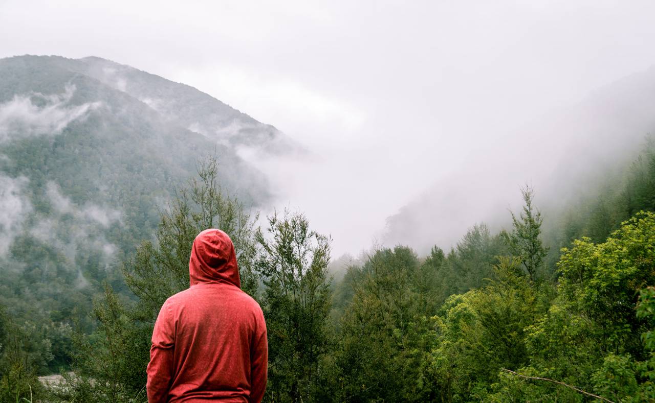 montaña, tierras altas, nube, cielo, cumbre, cresta, paisaje, naturaleza, valle, colina, niebla, ver, viajar, al aire libre, gente, hombre, chico, solo, escalada, excursionismo, emigrar, aventuras, millennials, rojo, sudadera con capucha,